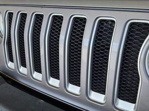 Used 2019 Jeep Wrangler Unlimited Sahara image 2