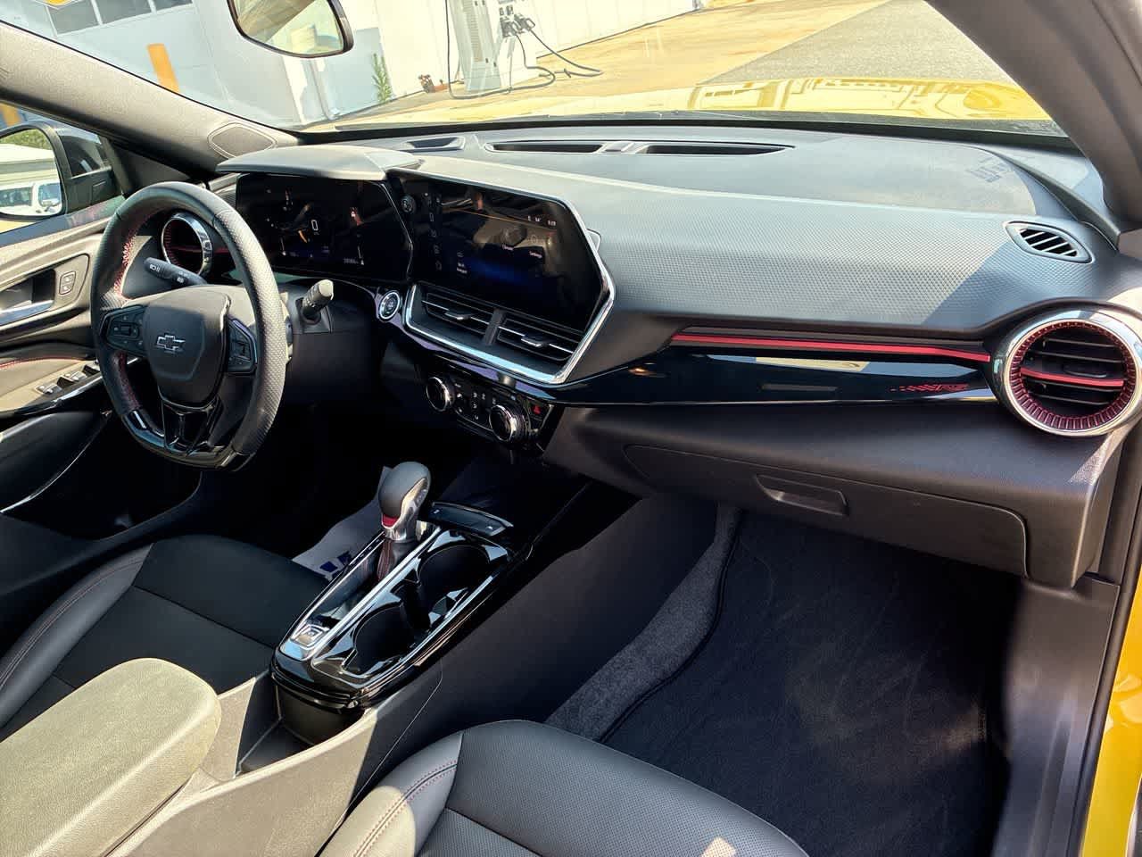 Used 2024 Chevrolet Trax RS w/ Sunroof Package FWD image 28