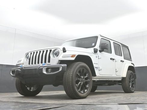 Used 2023 Jeep Wrangler Unlimited Sahara AWD/4WD image 29
