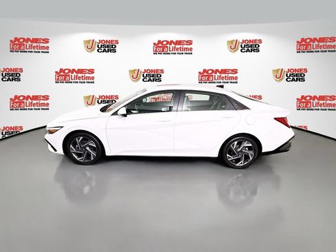 Certified 2025 Hyundai Elantra Limited FWD image 17