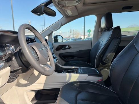 Used 2023 Chrysler Pacifica Limited image 24