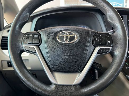 Used 2018 Toyota Sienna LE w/ Carpet Mat Package FWD image 16
