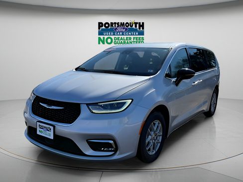 Used 2024 Chrysler Pacifica Touring-L FWD image 16