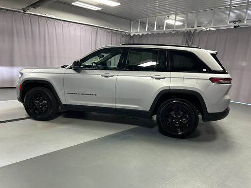 Used 2024 Jeep Grand Cherokee Altitude AWD/4WD image 4
