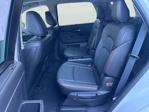 Used 2024 Nissan Pathfinder Platinum w/ Lighting Package (N92) AWD/4WD image 9