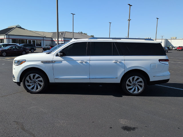 Used 2024 Lincoln Navigator L Reserve AWD/4WD image 4