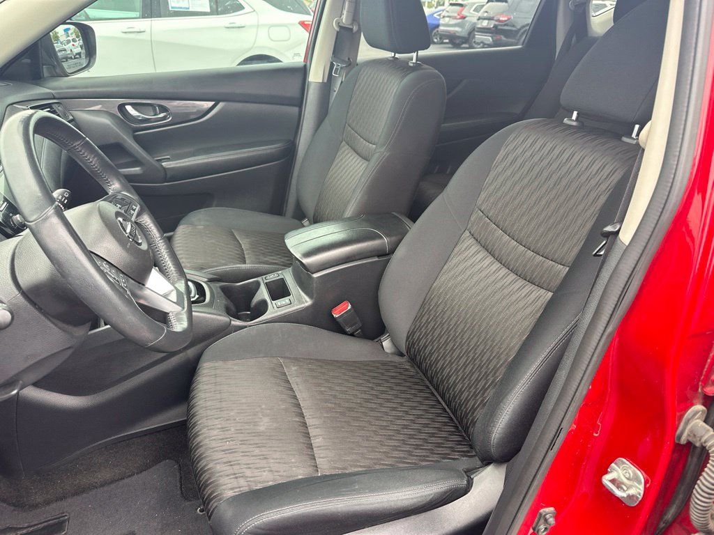 Used 2017 Nissan Rogue SV FWD image 13