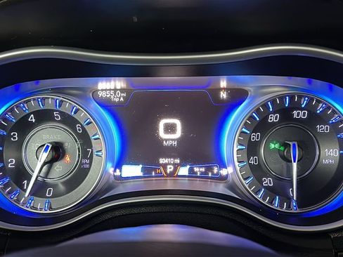 Used 2015 Chrysler 300 Limited RWD image 2