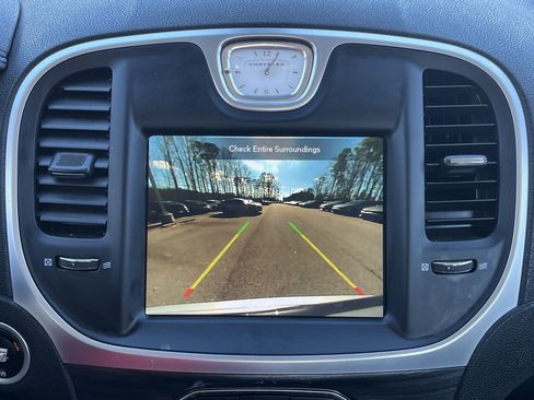 Used 2021 Chrysler 300 Touring L image 6