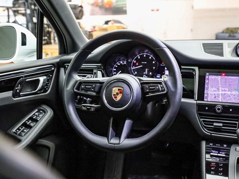 Certified 2025 Porsche Macan image 22