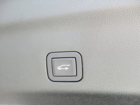 Used 2025 GMC Yukon XL Denali RWD image 34