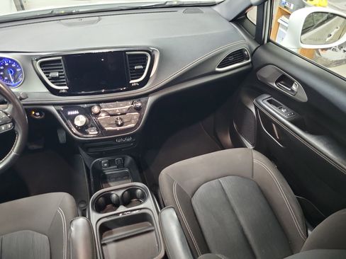 Used 2021 Chrysler Pacifica Touring w/ S Appearance Package image 16