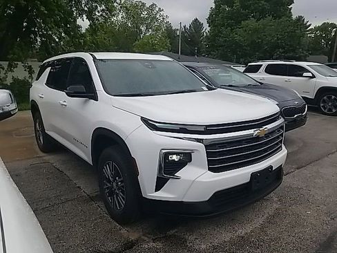 Certified 2025 Chevrolet Traverse LT FWD image 2