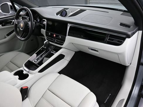 Certified 2022 Porsche Macan S image 32