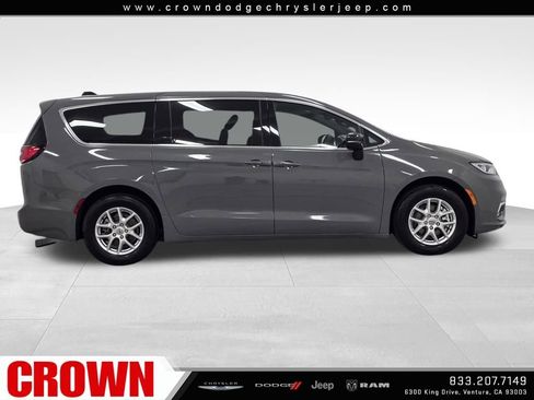 New 2025 Chrysler Pacifica Select image 4