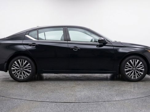 Used 2025 Nissan Altima 2.5 SV FWD image 11