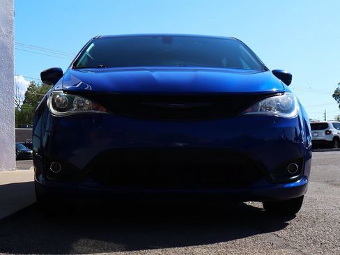 Used 2020 Chrysler Pacifica Touring w/ S Appearance Package FWD image 17