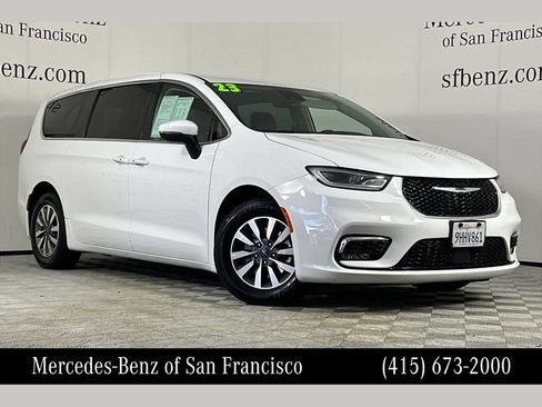 Used 2023 Chrysler Pacifica Touring-L FWD image 1