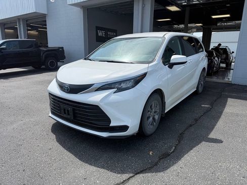 Used 2025 Toyota Sienna LE AWD/4WD image 1
