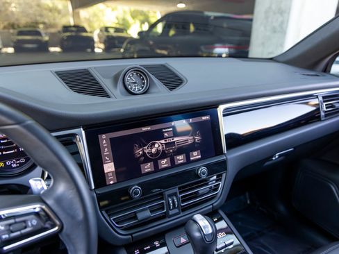 Certified 2024 Porsche Macan image 35