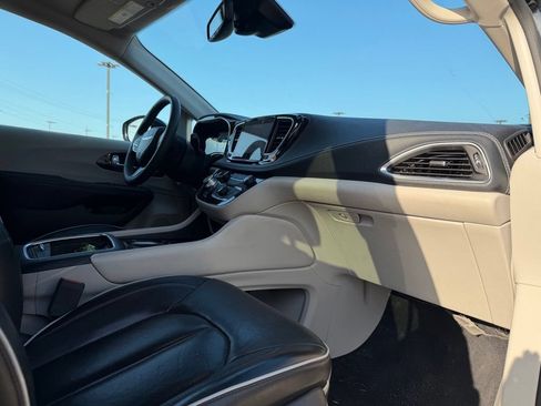 Used 2023 Chrysler Pacifica Limited FWD image 31