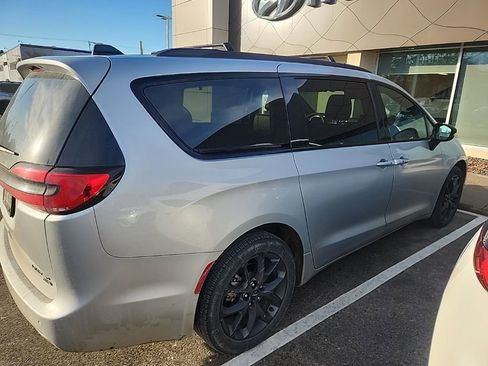 Used 2023 Chrysler Pacifica Limited w/ S Appearance Package image 5