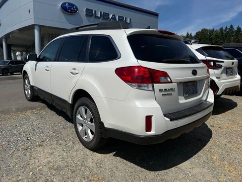 Used 2011 Subaru Outback 2.5i Limited w/ PWR Moonroof Pkg AWD/4WD image 2