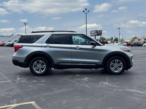 Used 2023 Ford Explorer XLT w/ Equipment Group 202A AWD/4WD image 3