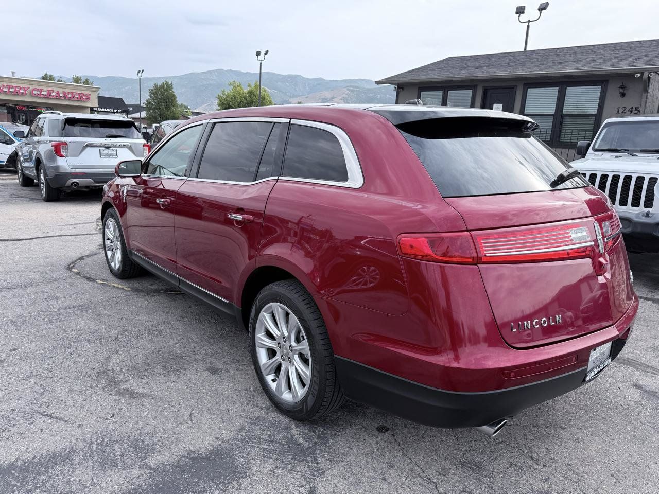 Used 2018 Lincoln MKT FWD image 3