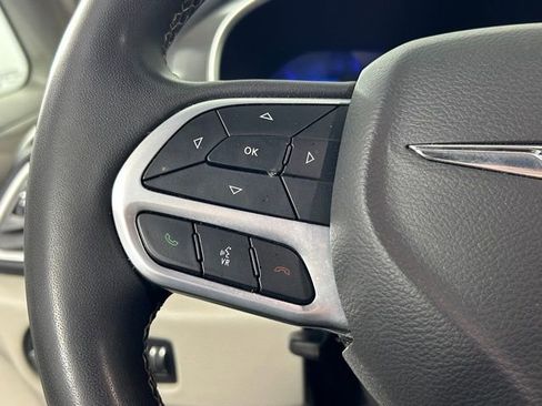 Used 2023 Chrysler Pacifica Touring-L image 27