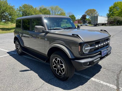Used 2025 Ford Bronco Outer Banks AWD/4WD image 2