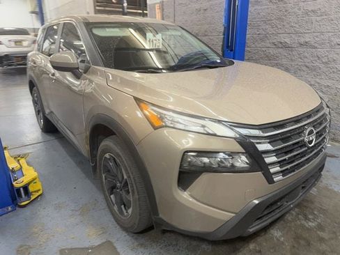 Used 2024 Nissan Rogue SV image 1