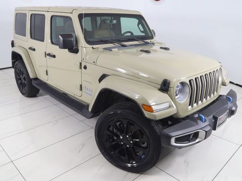 Used 2022 Jeep Wrangler Unlimited Sahara AWD/4WD image 17