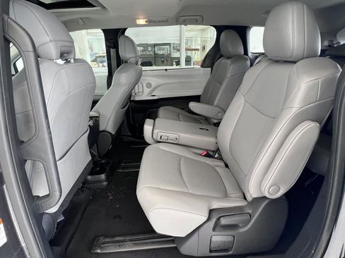 Used 2025 Toyota Sienna XLE image 12