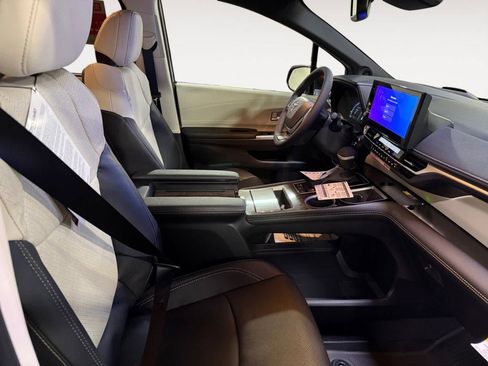 New 2026 Toyota Sienna Platinum image 15