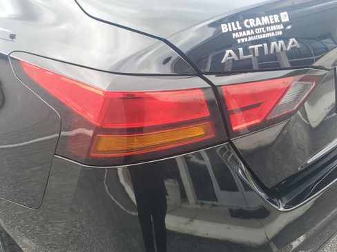 Used 2025 Nissan Altima 2.5 SV FWD image 12