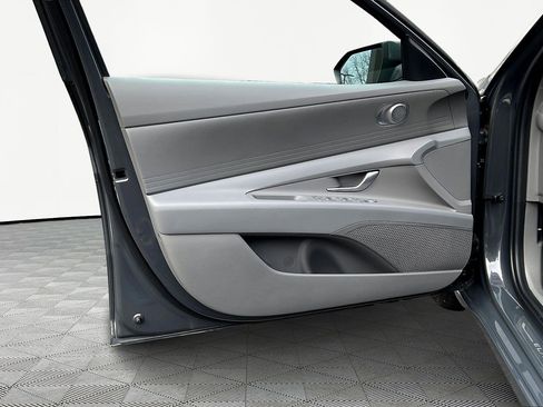 Used 2025 Hyundai Elantra SE image 21