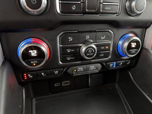 Used 2024 GMC Yukon SLT image 4