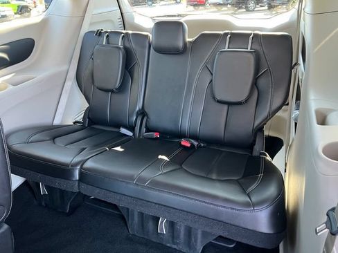 Used 2024 Chrysler Pacifica Touring-L FWD image 6