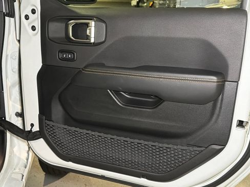 Used 2024 Jeep Wrangler Unlimited Sahara AWD/4WD image 13