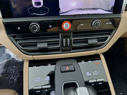 Certified 2023 Porsche Macan w/ Premium Package Plus AWD/4WD image 18
