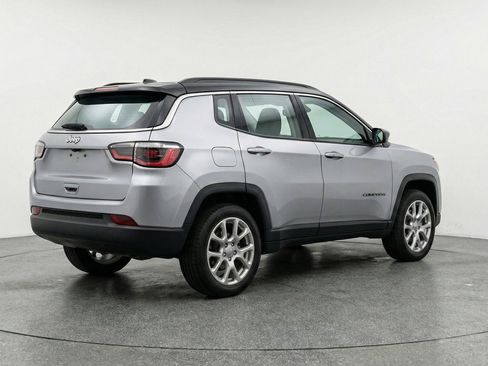 Used 2025 Jeep Compass Limited image 9