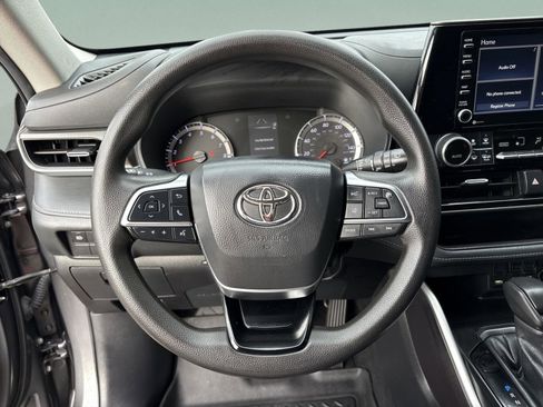 Used 2021 Toyota Highlander L image 11