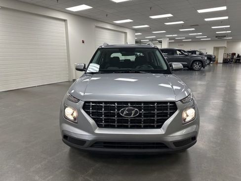 Used 2024 Hyundai Venue SEL FWD image 2
