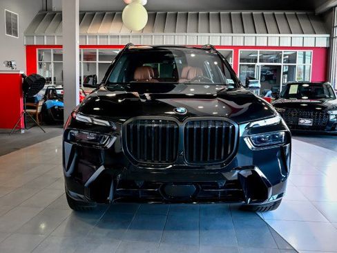 Used 2023 BMW X7 xDrive40i w/ Executive Package image 2