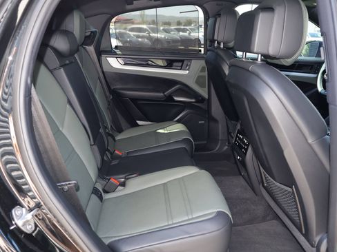 Certified 2024 Porsche Cayenne Coupe AWD/4WD image 32