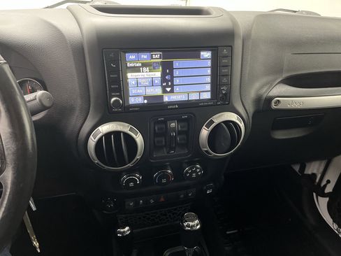 Used 2017 Jeep Wrangler Unlimited Sahara w/ Connectivity Group image 15