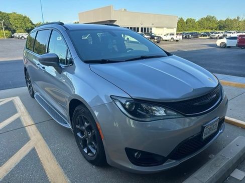 Used 2018 Chrysler Pacifica Touring-L w/ Premium Audio Group FWD image 6