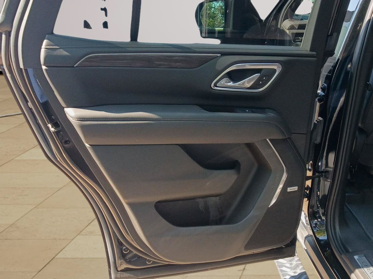 Used 2024 Chevrolet Tahoe Z71 w/ Luxury Package AWD/4WD image 29