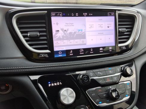 Used 2023 Chrysler Pacifica Touring FWD image 15